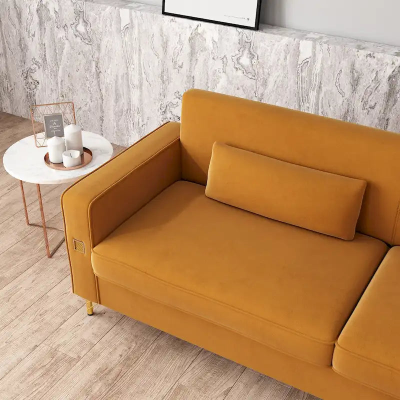 Sofá de tres plazas de terciopelo naranja con detalles dorados