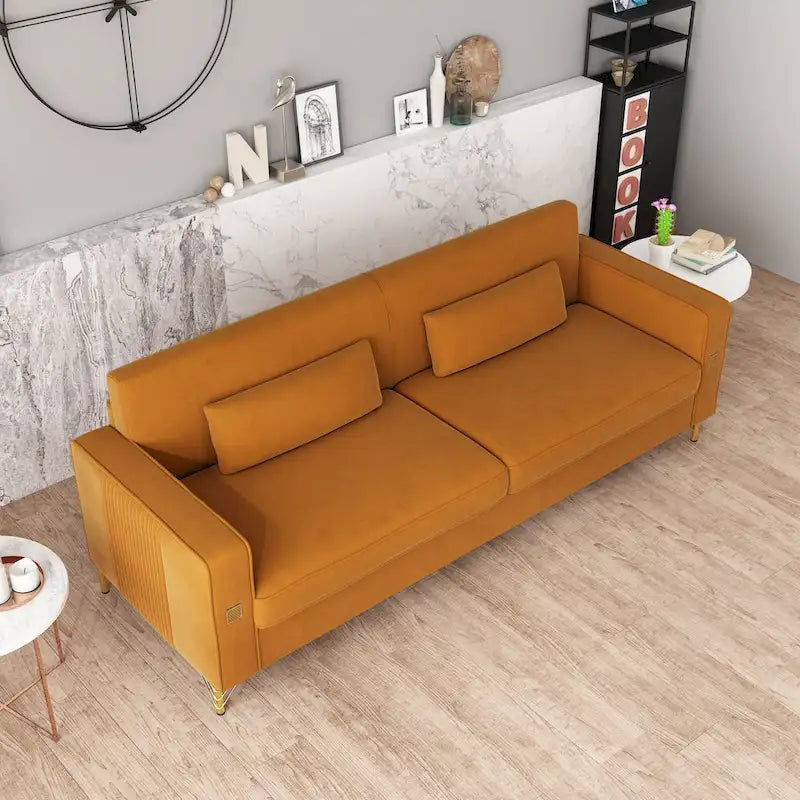 Sofá de tres plazas de terciopelo naranja con detalles dorados