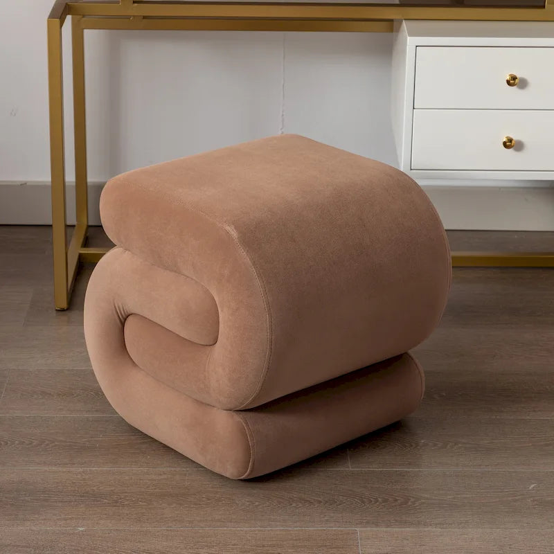 Pouf imbottito a forma di S