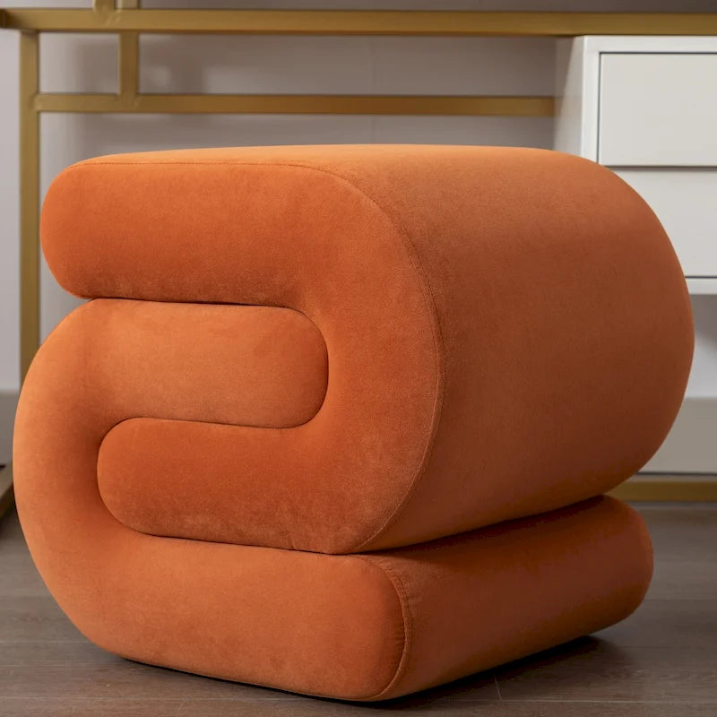 Pouf imbottito a forma di S