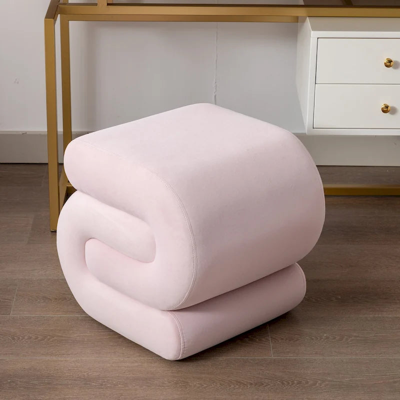 Pouf imbottito a forma di S