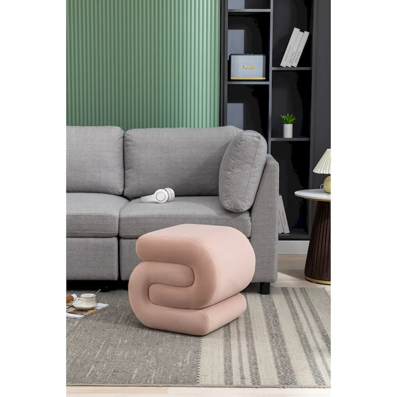 Pouf imbottito a forma di S