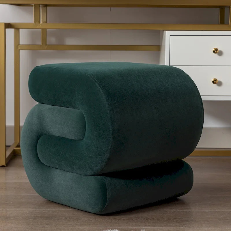 Pouf imbottito a forma di S