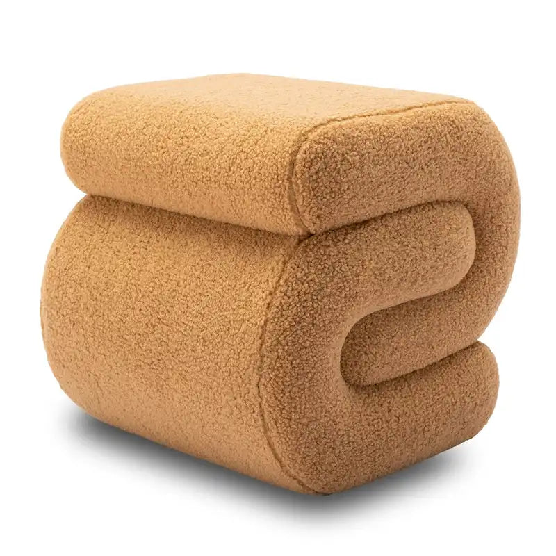 Pouf imbottito a forma di S