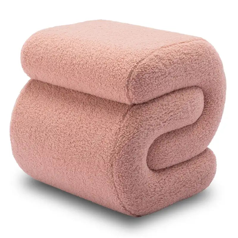 Pouf imbottito a forma di S
