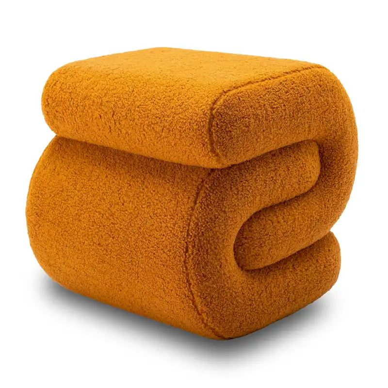 Pouf imbottito a forma di S