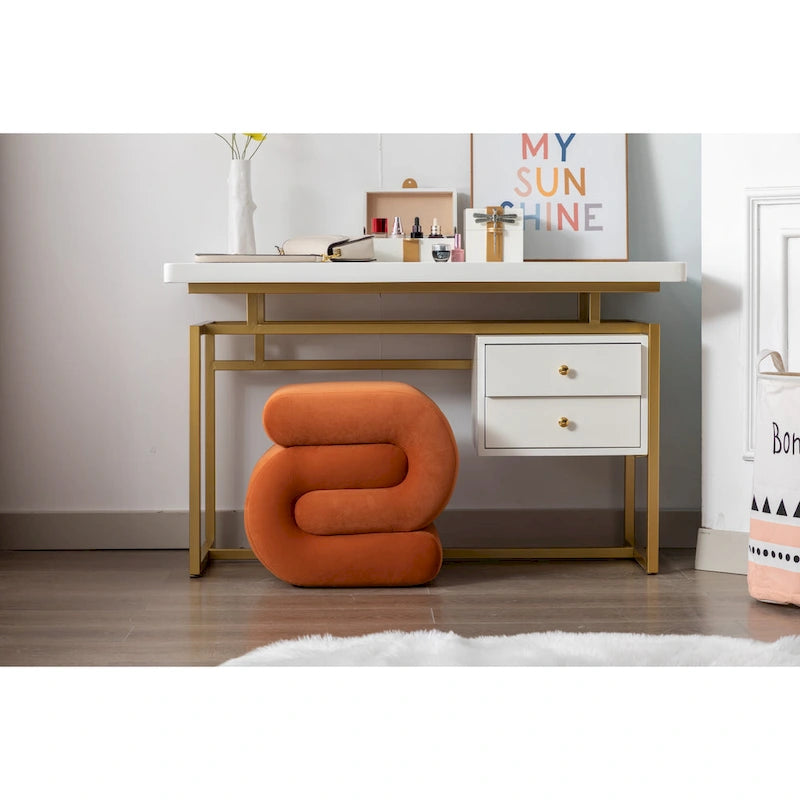 Pouf imbottito a forma di S