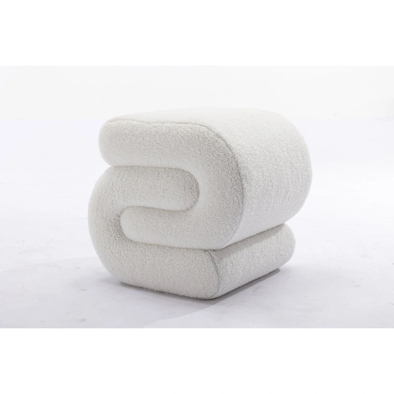 Pouf imbottito a forma di S