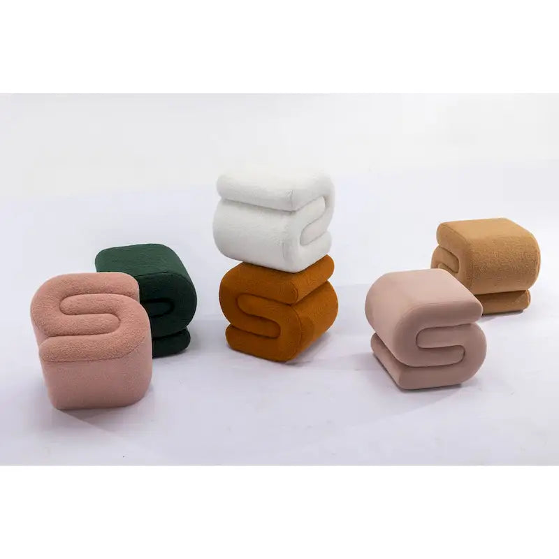 Pouf imbottito a forma di S
