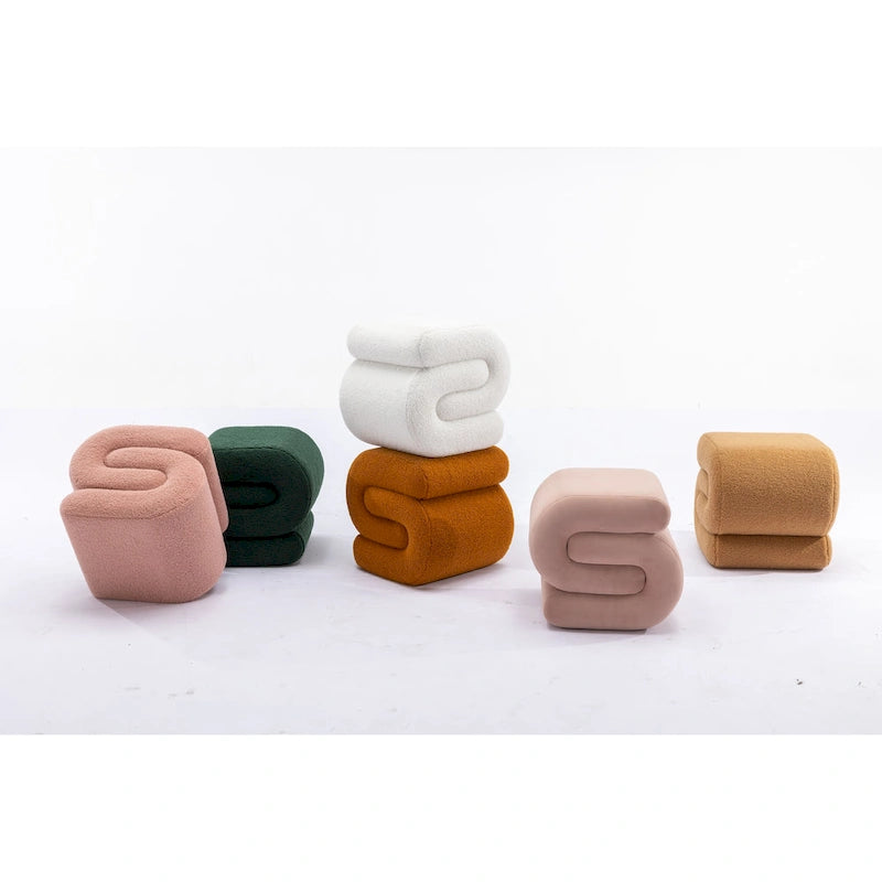 Pouf imbottito a forma di S