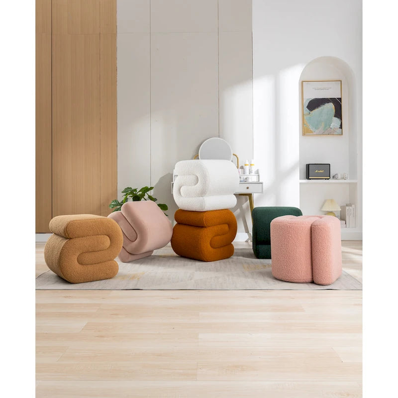 Pouf imbottito a forma di S