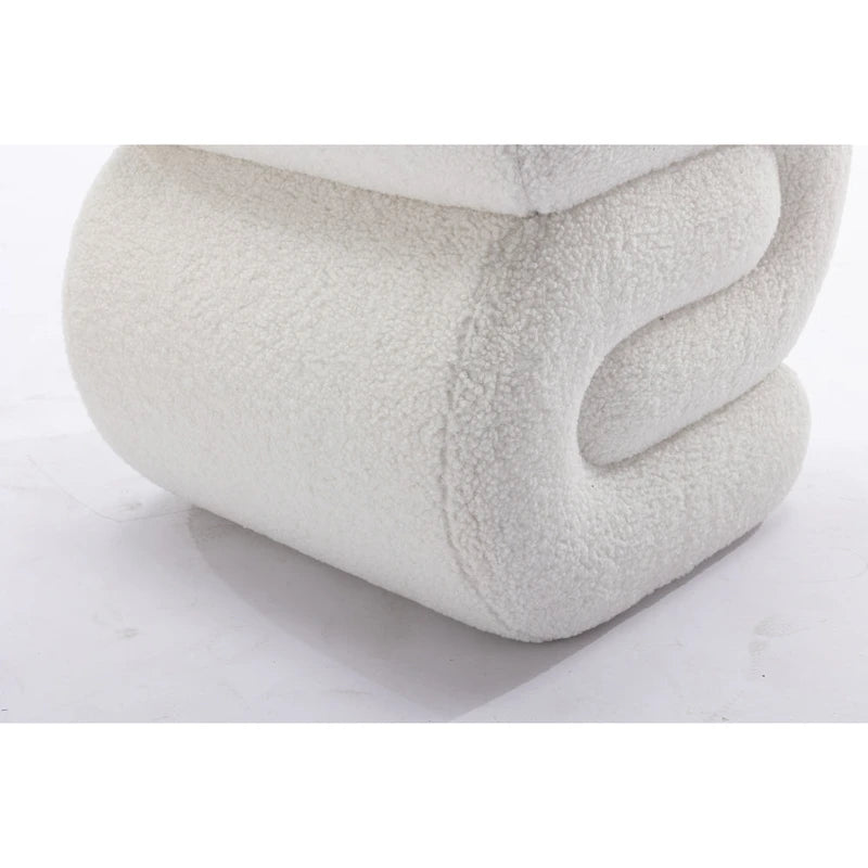 Pouf imbottito a forma di S