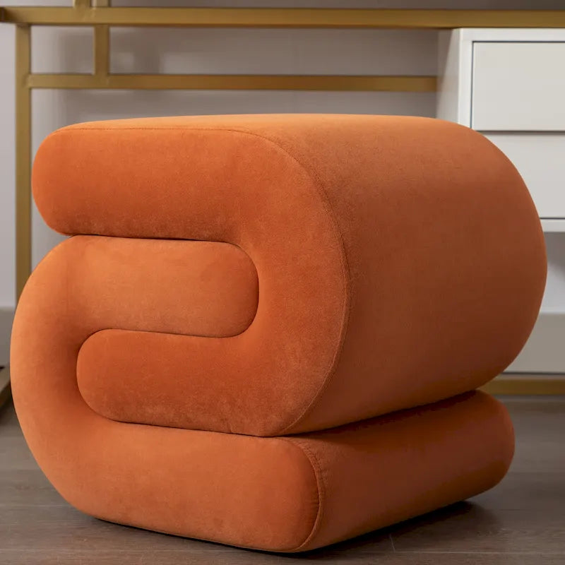 Pouf imbottito a forma di S