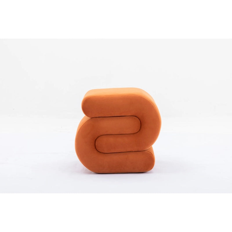 Pouf imbottito a forma di S