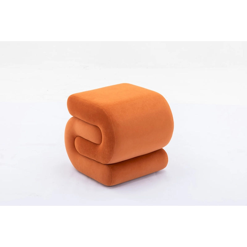 Pouf imbottito a forma di S