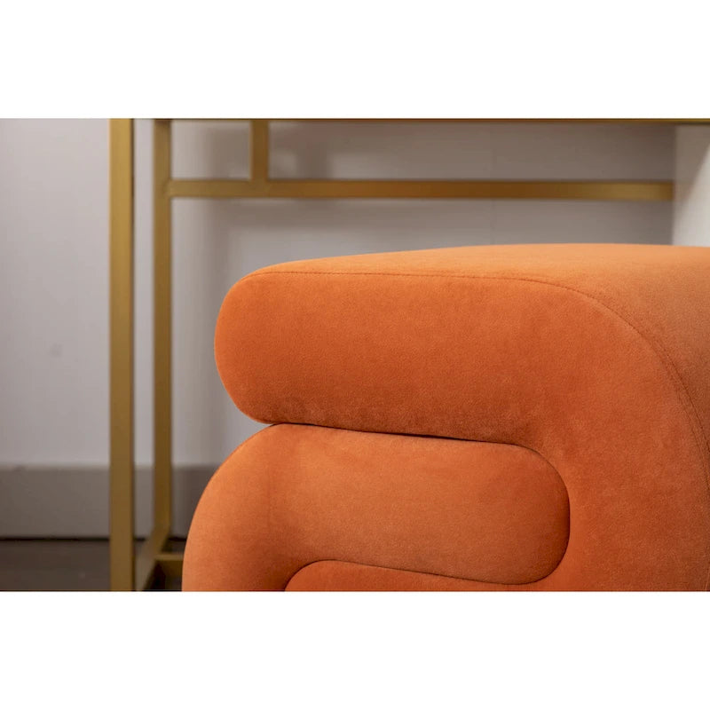 Pouf imbottito a forma di S