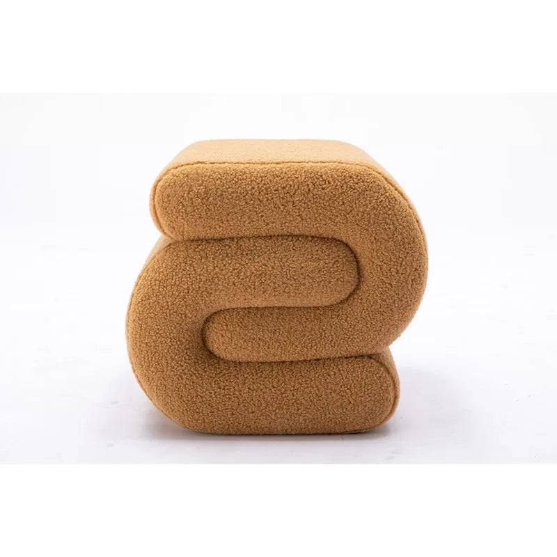 Pouf imbottito a forma di S