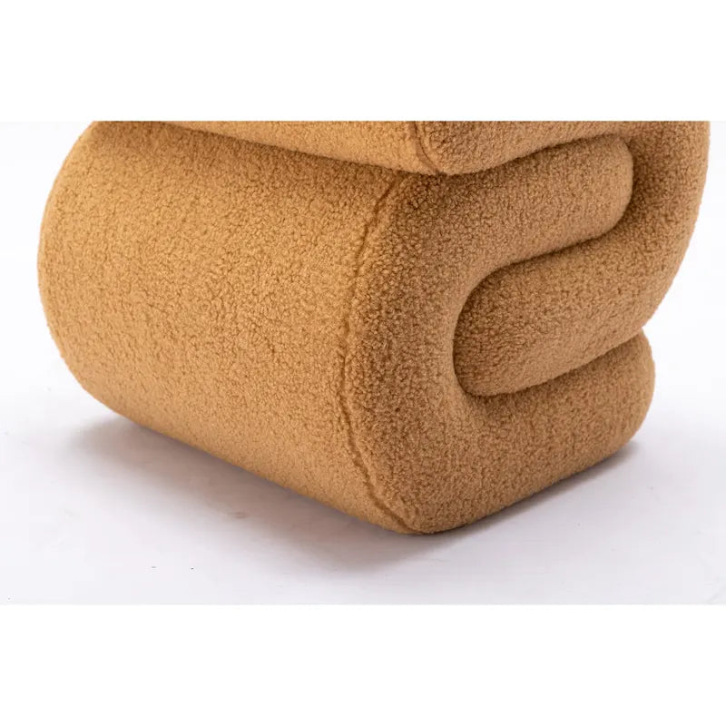 Pouf imbottito a forma di S