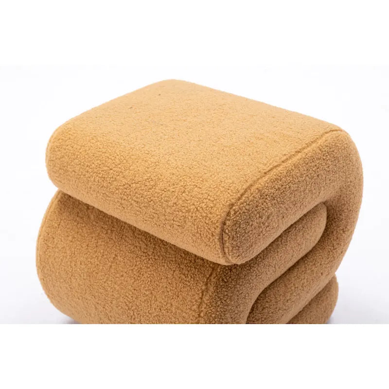 Pouf imbottito a forma di S