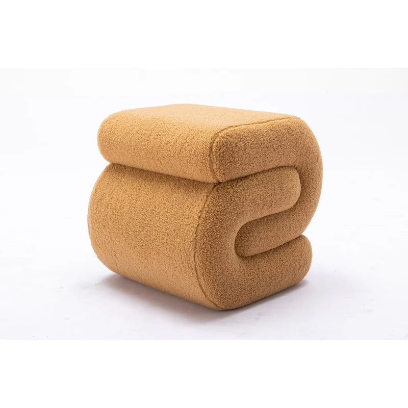 Pouf imbottito a forma di S