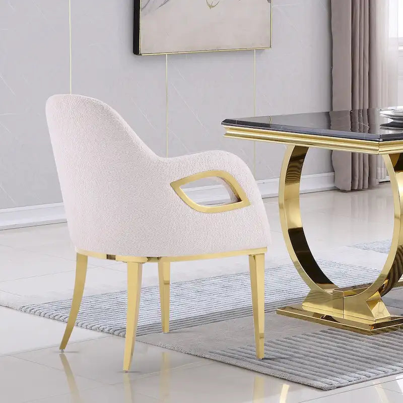 Silla de comedor tapizada en terciopelo con patas de metal pulido
