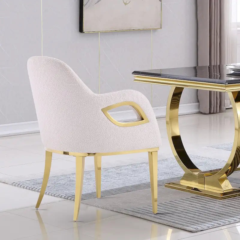 Silla de comedor tapizada en terciopelo con patas de metal pulido
