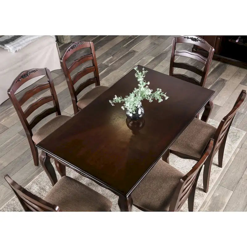 Mesa de comedor tradicional con acabado de nogal oscuro y detalles tallados