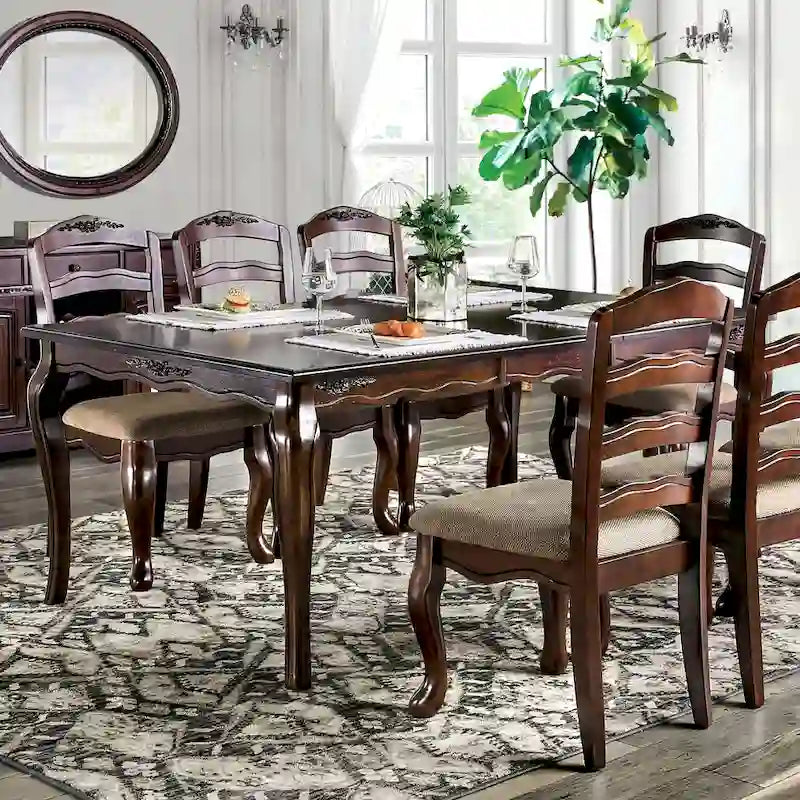 Mesa de comedor tradicional con acabado de nogal oscuro y detalles tallados