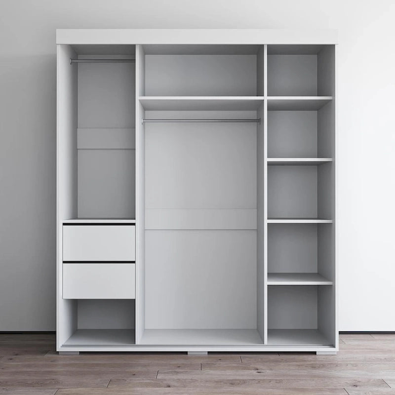 Armario moderno de tres puertas con espejo y frentes brillantes