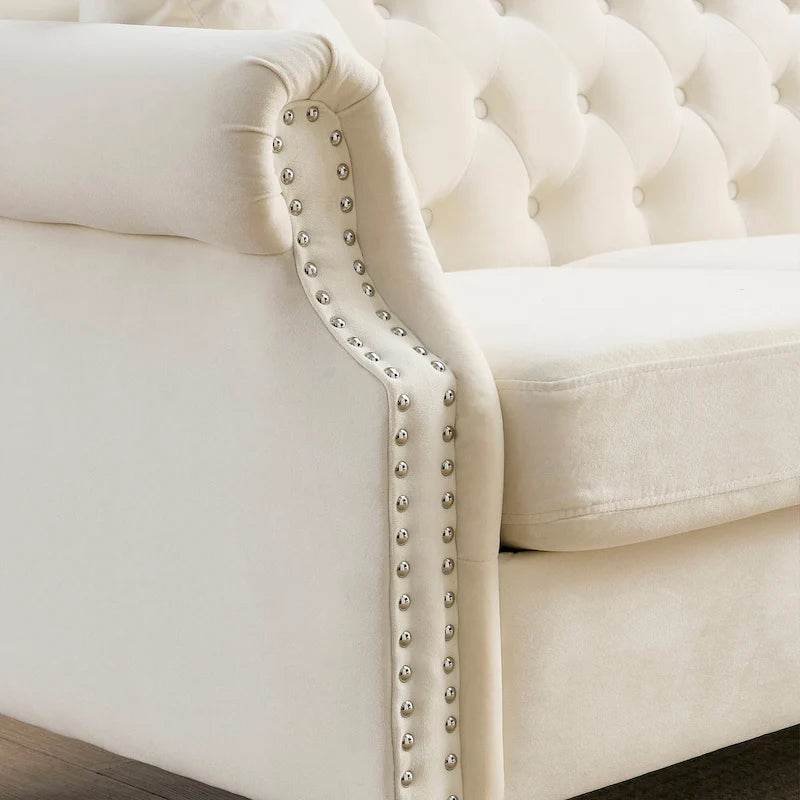 Getuftetes Dreisitzer-Sofa mit gerollten Armlehnen und Nagelkopfbesatz