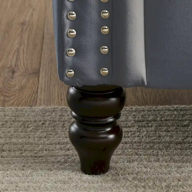 Getuftetes Dreisitzer-Sofa mit gerollten Armlehnen und Nagelkopfbesatz
