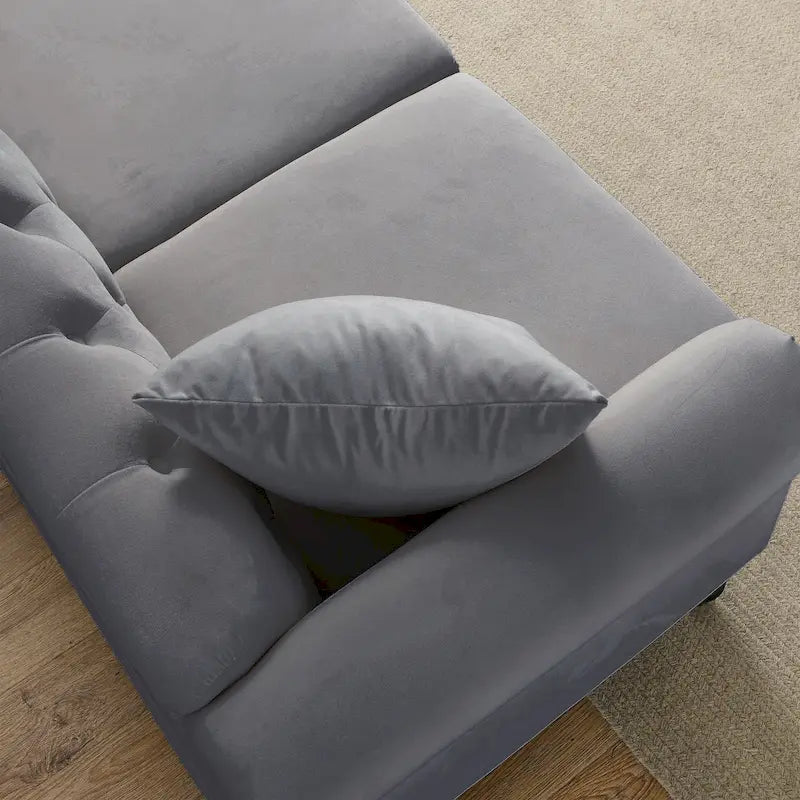 Getuftetes Dreisitzer-Sofa mit gerollten Armlehnen und Nagelkopfbesatz