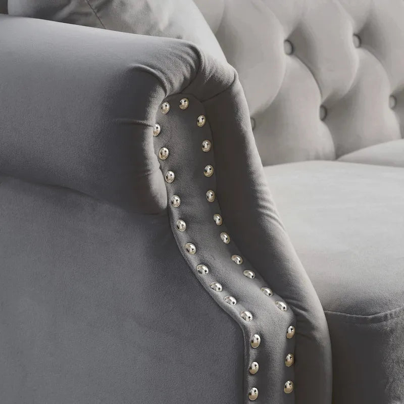 Getuftetes Dreisitzer-Sofa mit gerollten Armlehnen und Nagelkopfbesatz