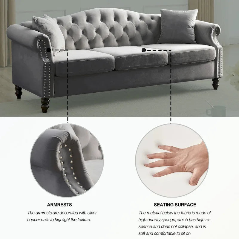 Getuftetes Dreisitzer-Sofa mit gerollten Armlehnen und Nagelkopfbesatz