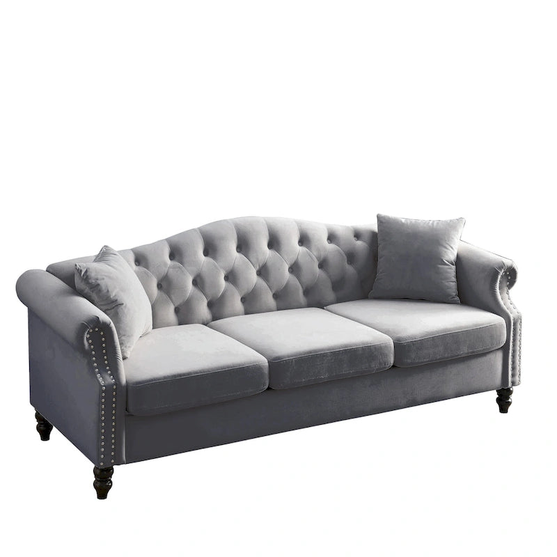 Getuftetes Dreisitzer-Sofa mit gerollten Armlehnen und Nagelkopfbesatz