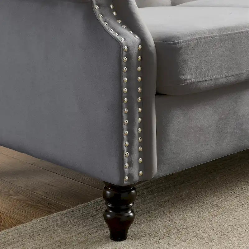 Getuftetes Dreisitzer-Sofa mit gerollten Armlehnen und Nagelkopfbesatz