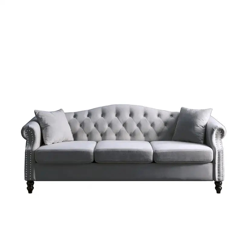 Getuftetes Dreisitzer-Sofa mit gerollten Armlehnen und Nagelkopfbesatz