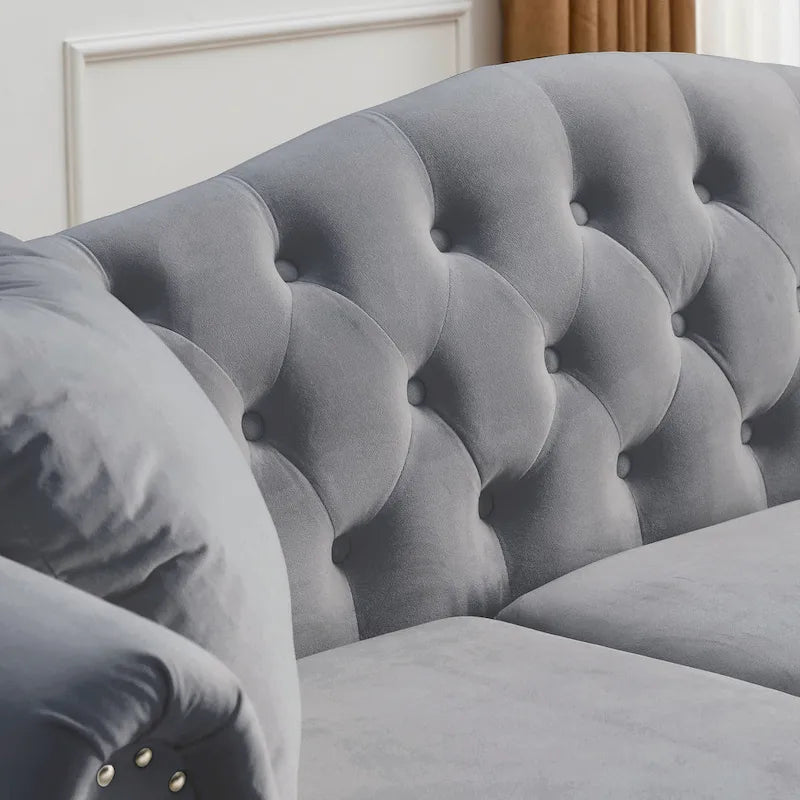 Getuftetes Dreisitzer-Sofa mit gerollten Armlehnen und Nagelkopfbesatz