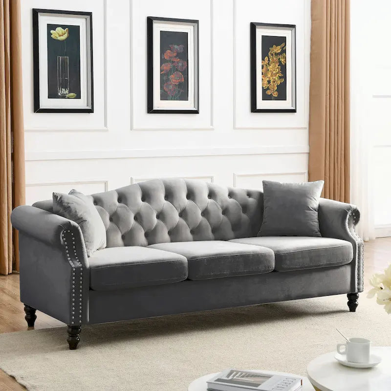 Getuftetes Dreisitzer-Sofa mit gerollten Armlehnen und Nagelkopfbesatz