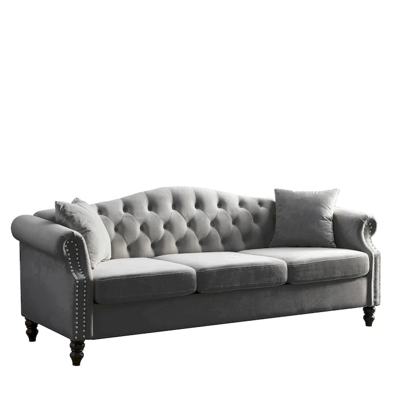 Getuftetes Dreisitzer-Sofa mit gerollten Armlehnen und Nagelkopfbesatz