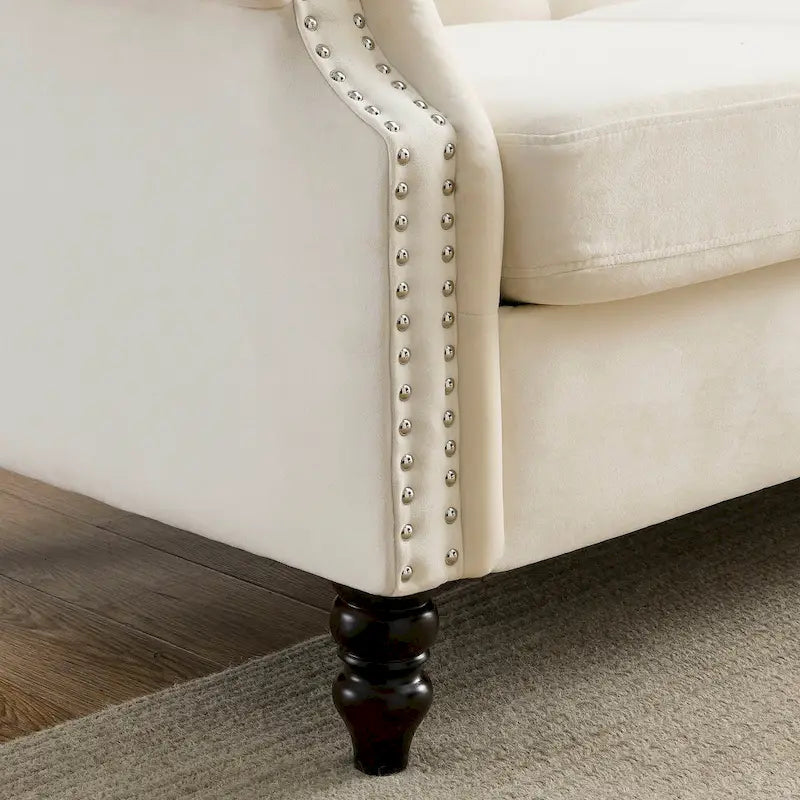 Getuftetes Dreisitzer-Sofa mit gerollten Armlehnen und Nagelkopfbesatz