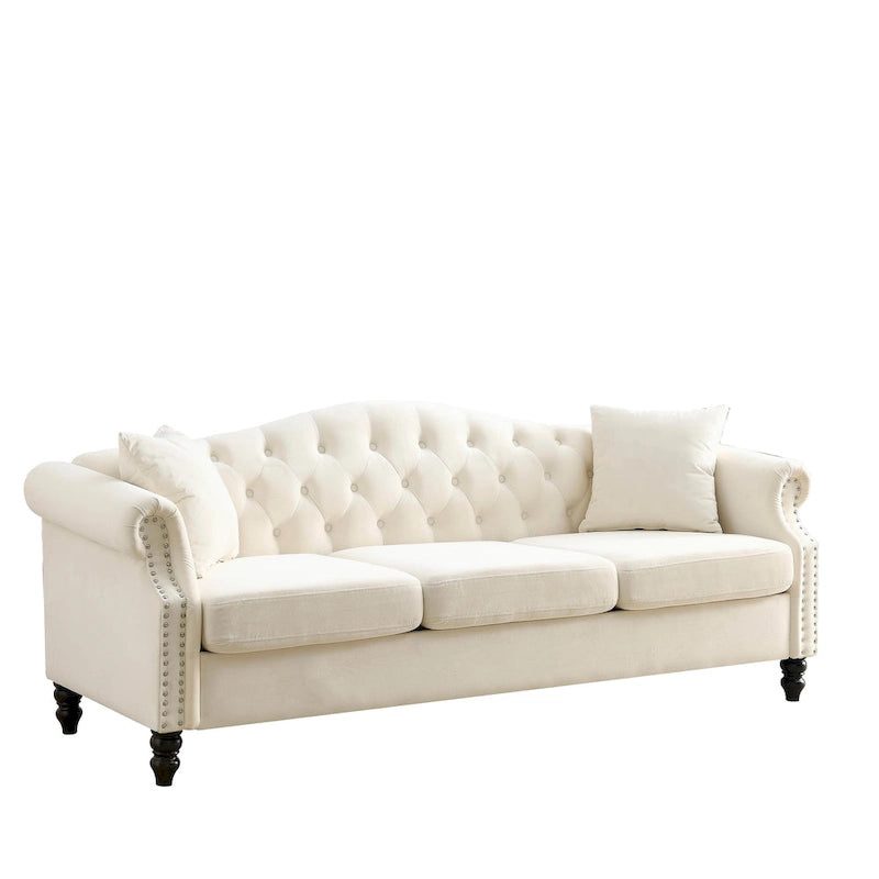 Getuftetes Dreisitzer-Sofa mit gerollten Armlehnen und Nagelkopfbesatz