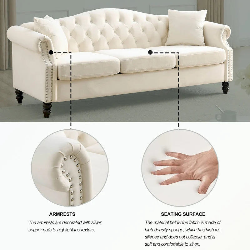 Getuftetes Dreisitzer-Sofa mit gerollten Armlehnen und Nagelkopfbesatz