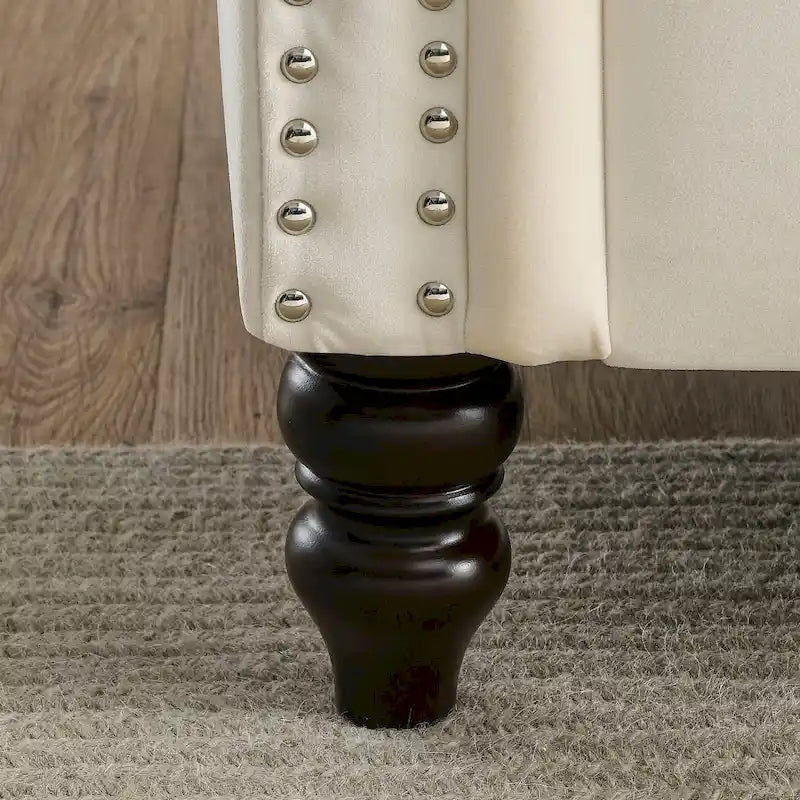 Getuftetes Dreisitzer-Sofa mit gerollten Armlehnen und Nagelkopfbesatz